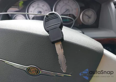 2010 Chrysler Town & Country Lx z USA, uszkodzony, nr VIN 2A4RR4DEXAR133232